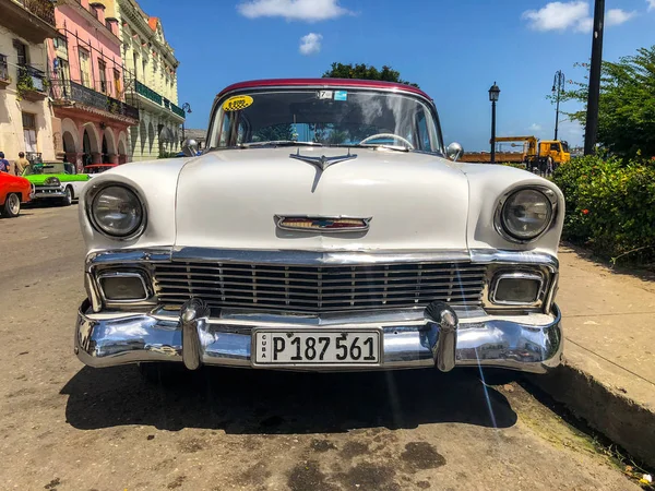 Bílé Klasické Kubánské Veteránem Americká Klasické Auto Silnici Havaně Cuba — Stock fotografie