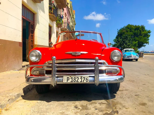 Красная Классическая Кубинская Винтажная Машина Американский Классический Автомобиль Дороге Гаване — стоковое фото