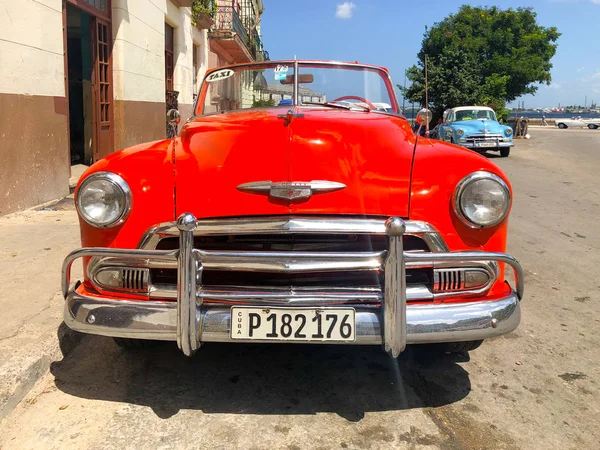 빨간색의 고전적인 빈티지 자동차입니다 아바나 Cuba Famous 자동차 관광과 하바나에서 — 스톡 사진