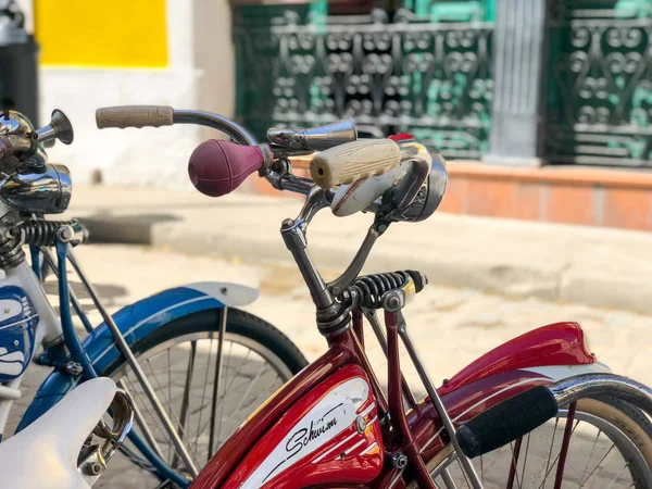 Různé Staré Barevné Jízdní Kola Zaparkovaná Centru Staré Havany Kubě — Stock fotografie