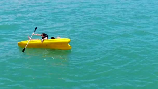 在清澈的蓝色碧绿海水上 有强壮的年轻活跃男子用皮划艇的鸟瞰图 活动假期 普拉亚多福特 — 图库视频影像