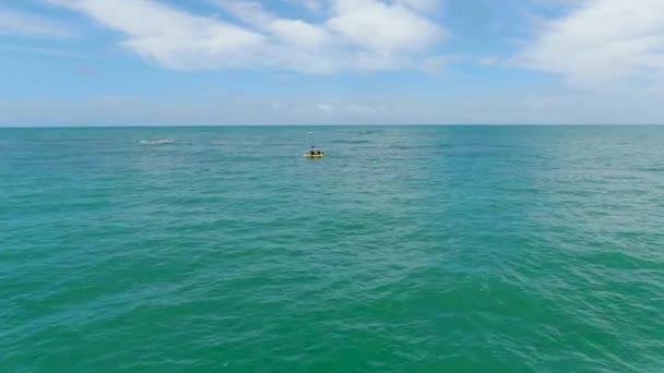 Vista Aérea Hombres Jóvenes Fuertes Que Navegan Kayak Sobre Agua — Vídeo de stock