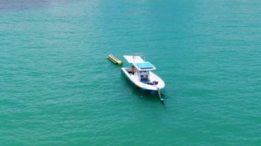 Arka muz tekne yolculuğu ile spor balıkçı teknesi havadan görünümü. Praia do Forte plajında. Brazi