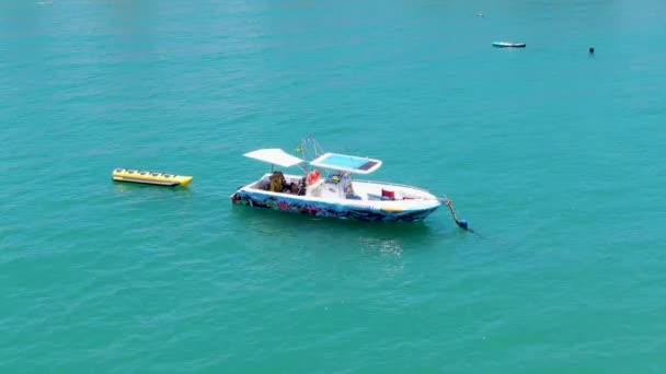 Luchtfoto Van Sportvissers Boot Met Bananenboot Rit Hechten Aan Achterkant — Stockvideo