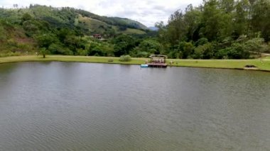Havadan görünümü güzel küçük ahşap cabana sonraki aile zevk ile tropikal dağ, göl güneş an, yüzme ve Balık tutma rahatla. Monte Alegre Sul, Brezilya. 