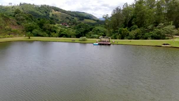 Luftaufnahme Der Schönen Kleinen Holz Cabana Neben Dem See Tropischen — Stockvideo