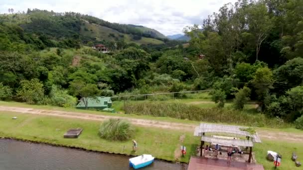 Vista Aérea Hermosa Cabaña Madera Lado Del Lago Montaña Tropical — Vídeos de Stock