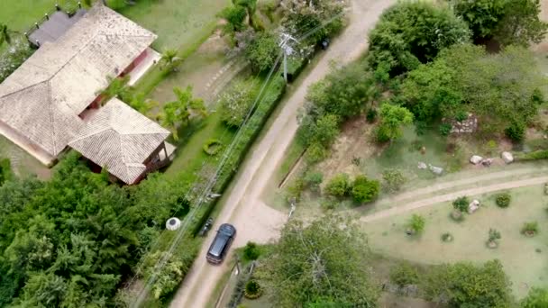 Vista Aérea Carro 4X4 Pequena Estrada Cascalho Vale Verde Brasil — Vídeo de Stock