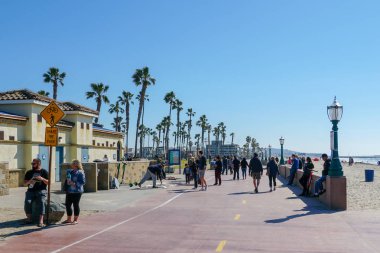 Mission Beach boardwalk, aylaklar ve bisikletçiler tarafından paylaşılan beton bir geçit. plaj yanında bar & restoran ile ünlü turistik yer. San Diego, Kaliforniya, Amerika Birleşik Devletleri. 