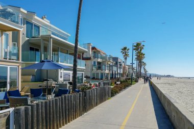 Mission Beach boyunca yol ve geçit, San Diego, California, ABD. Mission Beach bir yaz gününde kaldırıma. Tatil zengin özellikleri villa ile Boardwalk plaj ve Pasifik Okyanusu yanında.
