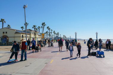 Mission Beach boardwalk, aylaklar ve bisikletçiler tarafından paylaşılan beton bir geçit. plaj yanında bar & restoran ile ünlü turistik yer. San Diego, Kaliforniya, Amerika Birleşik Devletleri. 