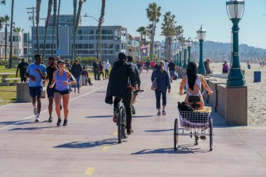 Mission Beach boardwalk, aylaklar ve bisikletçiler tarafından paylaşılan beton bir geçit. plaj yanında bar & restoran ile ünlü turistik yer. San Diego, Kaliforniya, Amerika Birleşik Devletleri. 