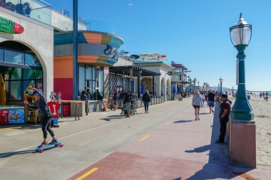 Mission Beach boardwalk, aylaklar ve bisikletçiler tarafından paylaşılan beton bir geçit. plaj yanında bar & restoran ile ünlü turistik yer. San Diego, Kaliforniya, Amerika Birleşik Devletleri. 