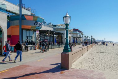 Mission Beach boardwalk, aylaklar ve bisikletçiler tarafından paylaşılan beton bir geçit. plaj yanında bar & restoran ile ünlü turistik yer. San Diego, Kaliforniya, Amerika Birleşik Devletleri. 