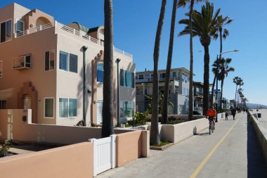 Mission Beach boyunca yol ve geçit, San Diego, California, ABD. Mission Beach bir yaz gününde kaldırıma. Tatil zengin özellikleri villa ile Boardwalk plaj ve Pasifik Okyanusu yanında.
