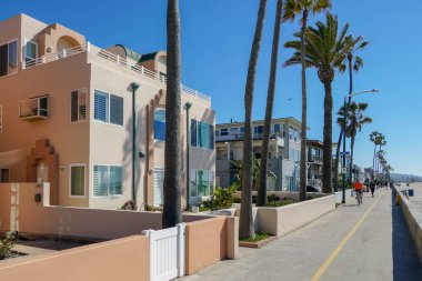Mission Beach boyunca yol ve geçit, San Diego, California, ABD. Mission Beach bir yaz gününde kaldırıma. Tatil zengin özellikleri villa ile Boardwalk plaj ve Pasifik Okyanusu yanında.