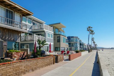 Mission Beach boyunca yol ve geçit, San Diego, California, ABD. Mission Beach bir yaz gününde kaldırıma. Tatil zengin özellikleri villa ile Boardwalk plaj ve Pasifik Okyanusu yanında.