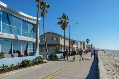 Mission Beach boyunca yol ve geçit, San Diego, California, ABD. Mission Beach bir yaz gününde kaldırıma. Tatil zengin özellikleri villa ile Boardwalk plaj ve Pasifik Okyanusu yanında.