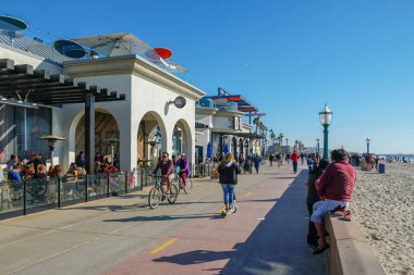 Mission Beach boardwalk, aylaklar ve bisikletçiler tarafından paylaşılan beton bir geçit. plaj yanında bar & restoran ile ünlü turistik yer. San Diego, Kaliforniya, Amerika Birleşik Devletleri. 