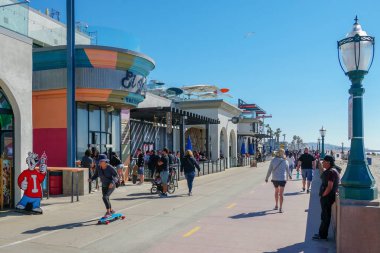 Mission Beach boardwalk, aylaklar ve bisikletçiler tarafından paylaşılan beton bir geçit. plaj yanında bar & restoran ile ünlü turistik yer. San Diego, Kaliforniya, Amerika Birleşik Devletleri. 