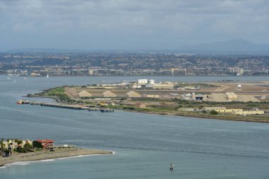 Cabrillo Ulusal Anıtı'ndan San Diego şehir merkezi manzarası. Bulutlu bir günde Loma San Diego Körfezi'ni işaret.