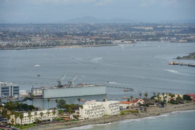 Cabrillo Ulusal Anıtı'ndan San Diego şehir merkezi manzarası. Bulutlu bir günde Loma San Diego Körfezi'ni işaret.