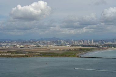 Cabrillo Ulusal Anıtı'ndan San Diego şehir merkezi manzarası. Bulutlu bir günde Loma San Diego Körfezi'ni işaret.