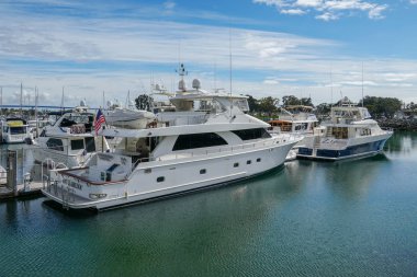 Embarcadero Marina Park Kuzey, San Diego demirlemiş tekneler. Tekne, yatlar, gemi ve yelken limana demirledi. Demirli lüks tekneler ile Marina. California. Abd.