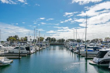 Embarcadero Marina Park Kuzey, San Diego demirlemiş tekneler. Tekne, yatlar, gemi ve yelken limana demirledi. Demirli lüks tekneler ile Marina. California. Abd.