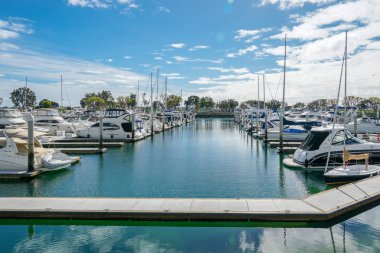 Embarcadero Marina Park Kuzey, San Diego demirlemiş tekneler. Tekne, yatlar, gemi ve yelken limana demirledi. Demirli lüks tekneler ile Marina. California. Abd.