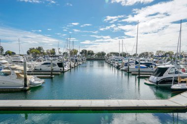 Embarcadero Marina Park Kuzey, San Diego demirlemiş tekneler. Tekne, yatlar, gemi ve yelken limana demirledi. Demirli lüks tekneler ile Marina. California. Abd.