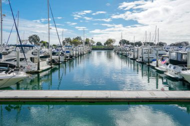 Embarcadero Marina Park Kuzey, San Diego demirlemiş tekneler. Tekne, yatlar, gemi ve yelken limana demirledi. Demirli lüks tekneler ile Marina. California. Abd.