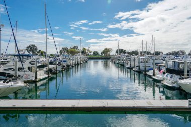 Embarcadero Marina Park Kuzey, San Diego demirlemiş tekneler. Tekne, yatlar, gemi ve yelken limana demirledi. Demirli lüks tekneler ile Marina. California. Abd.