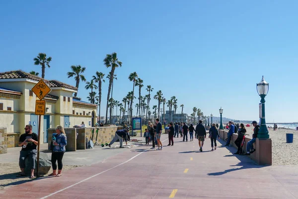 任务海滩木板人行道 由步行者和骑自行车者共用的混凝土走道 著名的旅游目的地 海滩旁边有酒吧和餐厅 圣地亚哥 加利福尼亚州 乌萨岛 — 图库照片