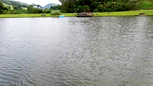 Vista Aérea Hermosa Cabaña Madera Lado Del Lago Montaña Tropical — Vídeo de stock