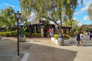 Seaport Village, San Diego şehir merkezindeki San Diego Körfezi 'ne bitişik rıhtım alışveriş ve yemek kompleksi, ünlü seyahat turistik merkezi. Kaliforniya mı? ABD.