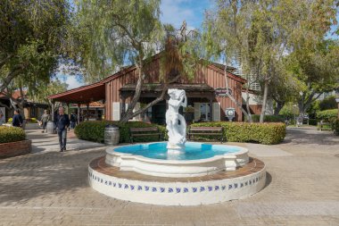 Seaport Village, San Diego şehir merkezindeki San Diego Körfezi 'ne bitişik rıhtım alışveriş ve yemek kompleksi, ünlü seyahat turistik merkezi. Kaliforniya mı? ABD.