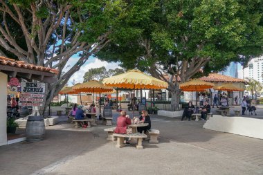 Seaport Village, San Diego şehir merkezindeki San Diego Körfezi 'ne bitişik rıhtım alışveriş ve yemek kompleksi, ünlü seyahat turistik merkezi. Kaliforniya mı? ABD.