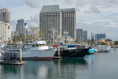 Ticari balıkçı tekneleri San Diego Harbor 'da yerleştirilmiş. Balık Limanı Iskelesi San Diego 'nun şehir merkezinde, liman köyünün bitişiğinde yer almaktadır. Kaliforniya, ABD