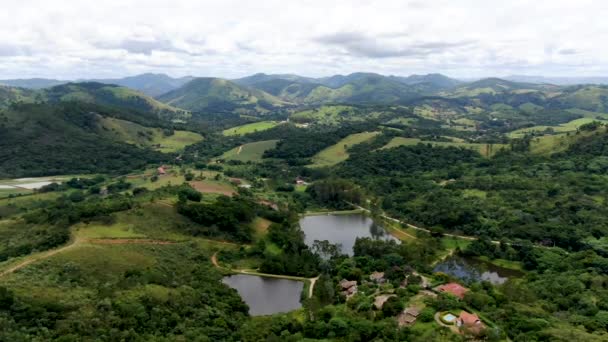 豪華な裕福なヴィラに囲まれた熱帯の国の緑の谷の空中風景 モンテ アレグレ スルブラジル 地元の観光客のための熱帯の田舎の目的地 — ストック動画