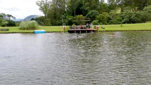 Veduta Aerea Bella Casetta Legno Accanto Lago Montagna Tropicale Con — Video Stock