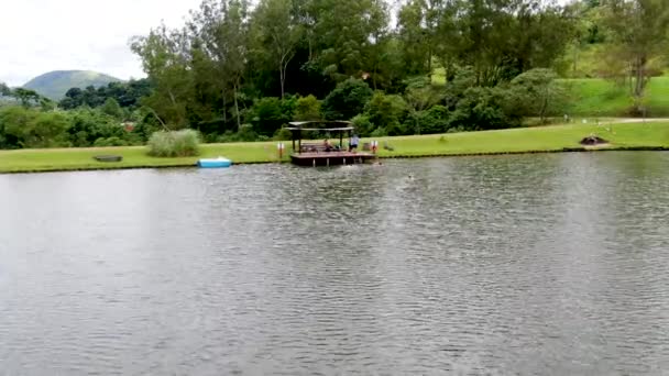 Veduta Aerea Bella Casetta Legno Accanto Lago Montagna Tropicale Con — Video Stock