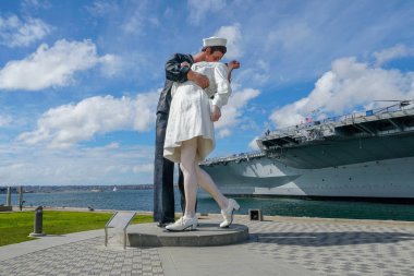 Öpüşme denizci heykeli, San Diego Limanı. Ayrıca Koşulsuz Teslim olarak bilinen bir denizci ve bir hemşire ikinci dünya savaşının sonunu kutlayan arasında ünlü kucaklama yeniden oluşturur. 