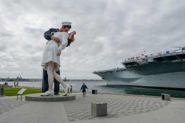 Öpüşme denizci heykeli, San Diego Limanı. Ayrıca Koşulsuz Teslim olarak bilinen bir denizci ve bir hemşire ikinci dünya savaşının sonunu kutlayan arasında ünlü kucaklama yeniden oluşturur. 