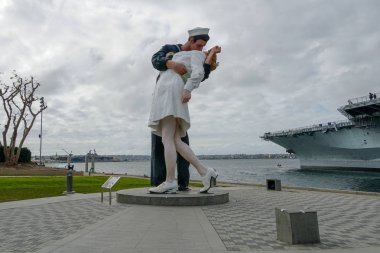 Öpüşme denizci heykeli, San Diego Limanı. Ayrıca Koşulsuz Teslim olarak bilinen bir denizci ve bir hemşire ikinci dünya savaşının sonunu kutlayan arasında ünlü kucaklama yeniden oluşturur. 