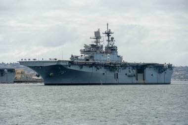 San Diego Körfezi'nden ayrılan nükleer uçak gemisi. Uss Midway San Diego limanında.