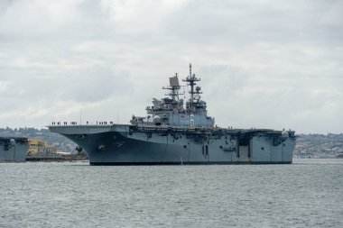 San Diego Körfezi'nden ayrılan nükleer uçak gemisi. Uss Midway San Diego limanında.