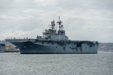 San Diego Körfezi'nden ayrılan nükleer uçak gemisi. Uss Midway San Diego limanında.