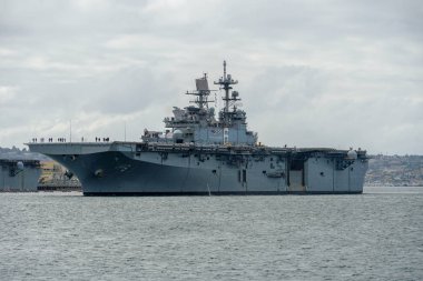 San Diego Körfezi'nden ayrılan nükleer uçak gemisi. Uss Midway San Diego limanında.