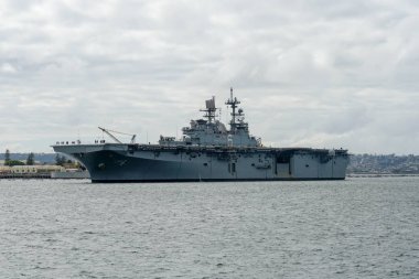 San Diego Körfezi'nden ayrılan nükleer uçak gemisi. Uss Midway San Diego limanında.